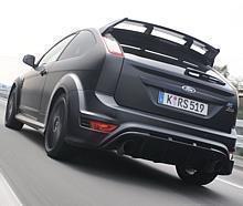 Der Focus RS500 will seine Kraft in einem besonders dynamischen Auftritt widerspiegeln. Hauptmerkmale: Die Folie in Matt-Schwarz – kein Lack – und die farblich abgestimmten 19-Zoll-Leichtmetallfelgen sowie der riesige Dachspoiler. Foto. unitedpictures/aut